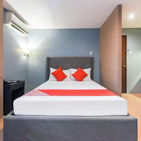 Oyo 111 The Chipper Hotel Quezon City Bagian luar foto