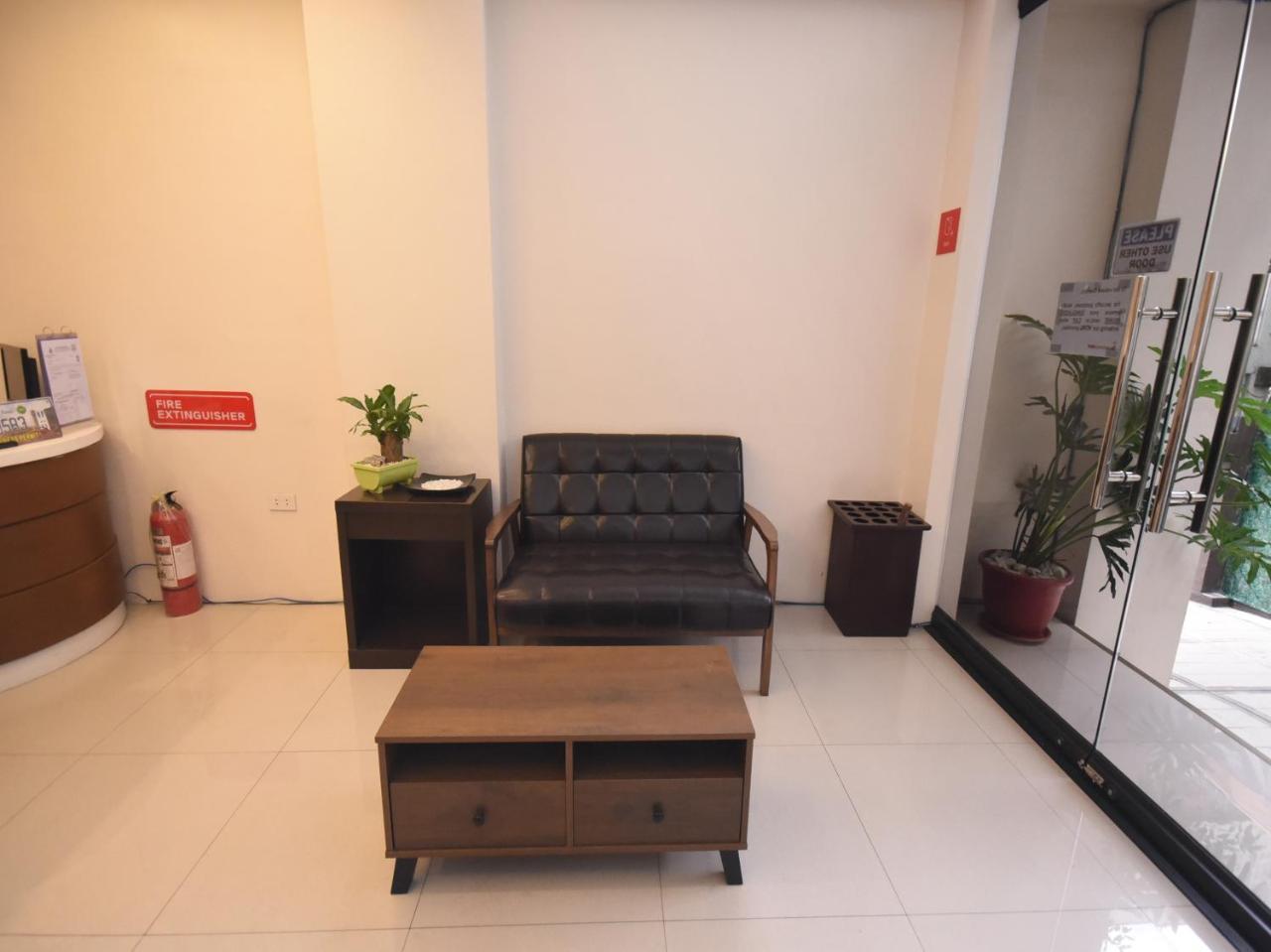Oyo 111 The Chipper Hotel Quezon City Bagian luar foto