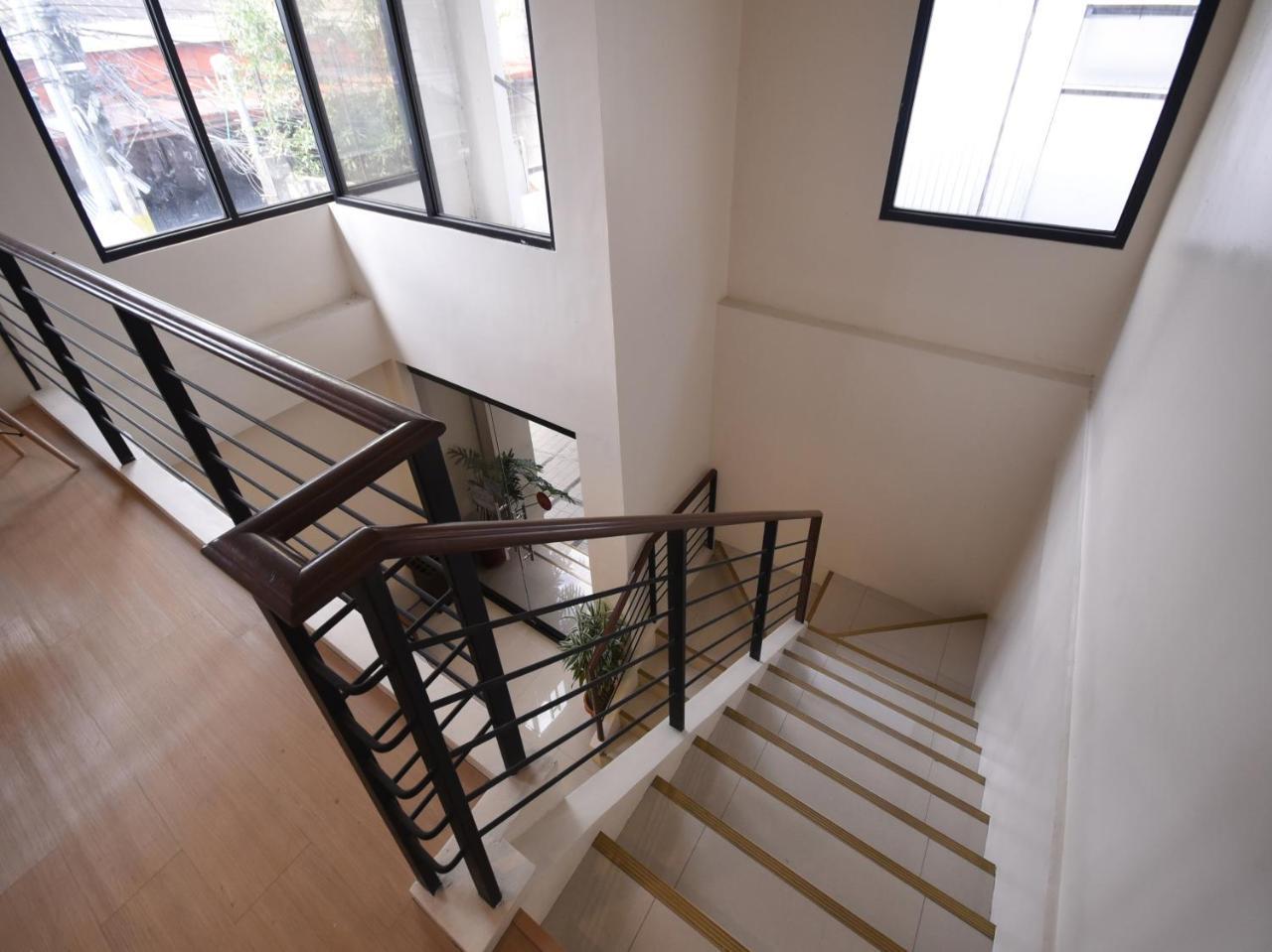 Oyo 111 The Chipper Hotel Quezon City Bagian luar foto